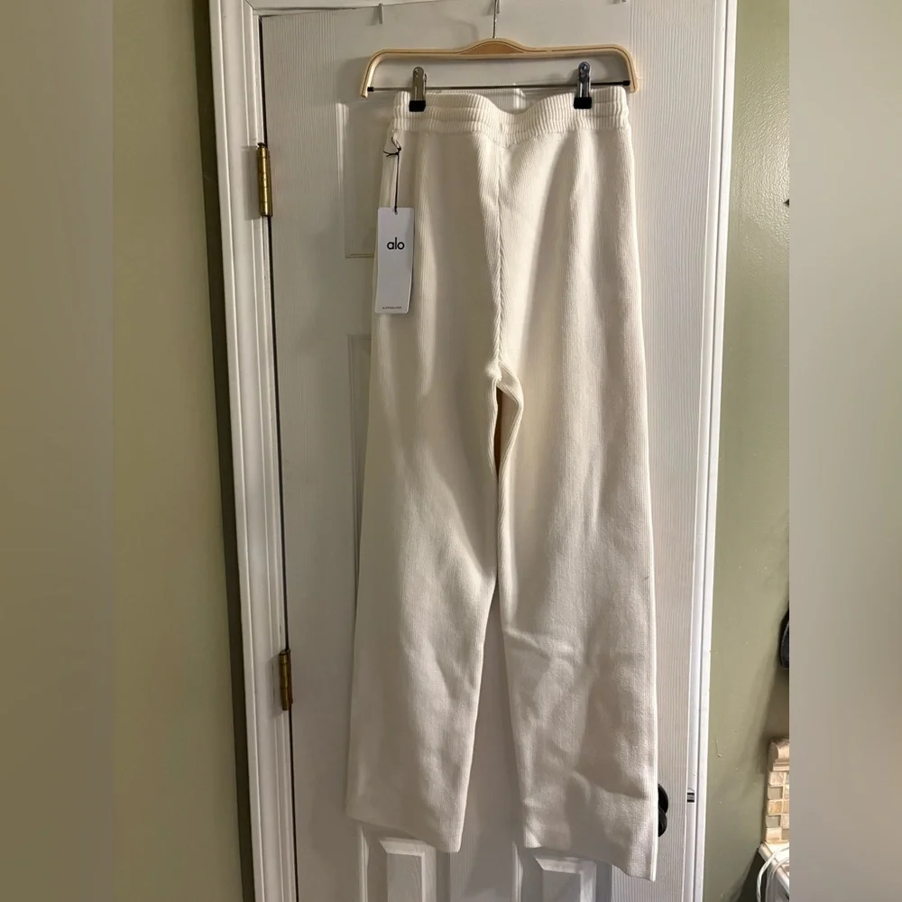 ALO Yoga Scholar Straight Leg Sweatpant XS Ivory NWT - Picture 7 of 7
